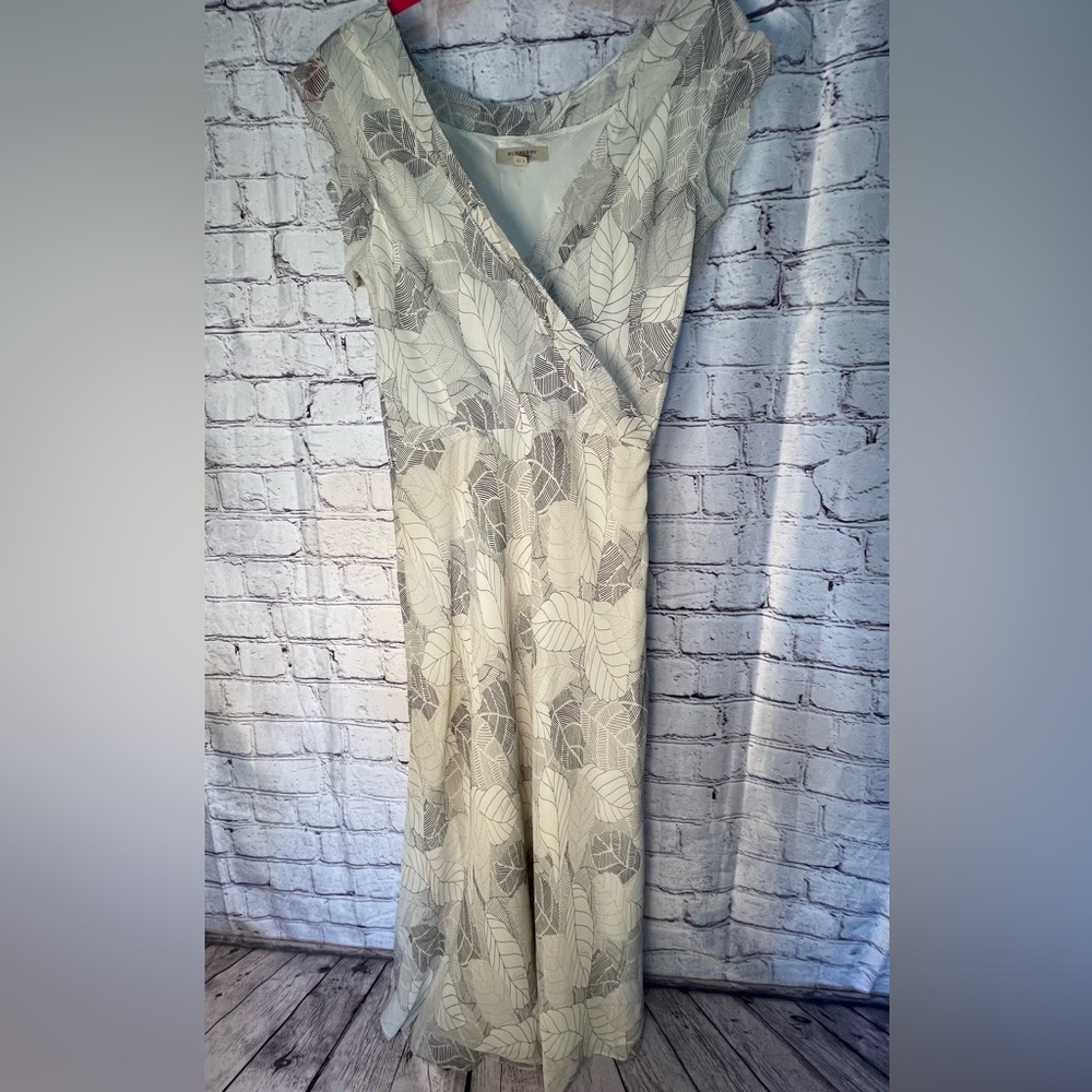 Burberry women’s dress lined flare off white/black leaf design size 6